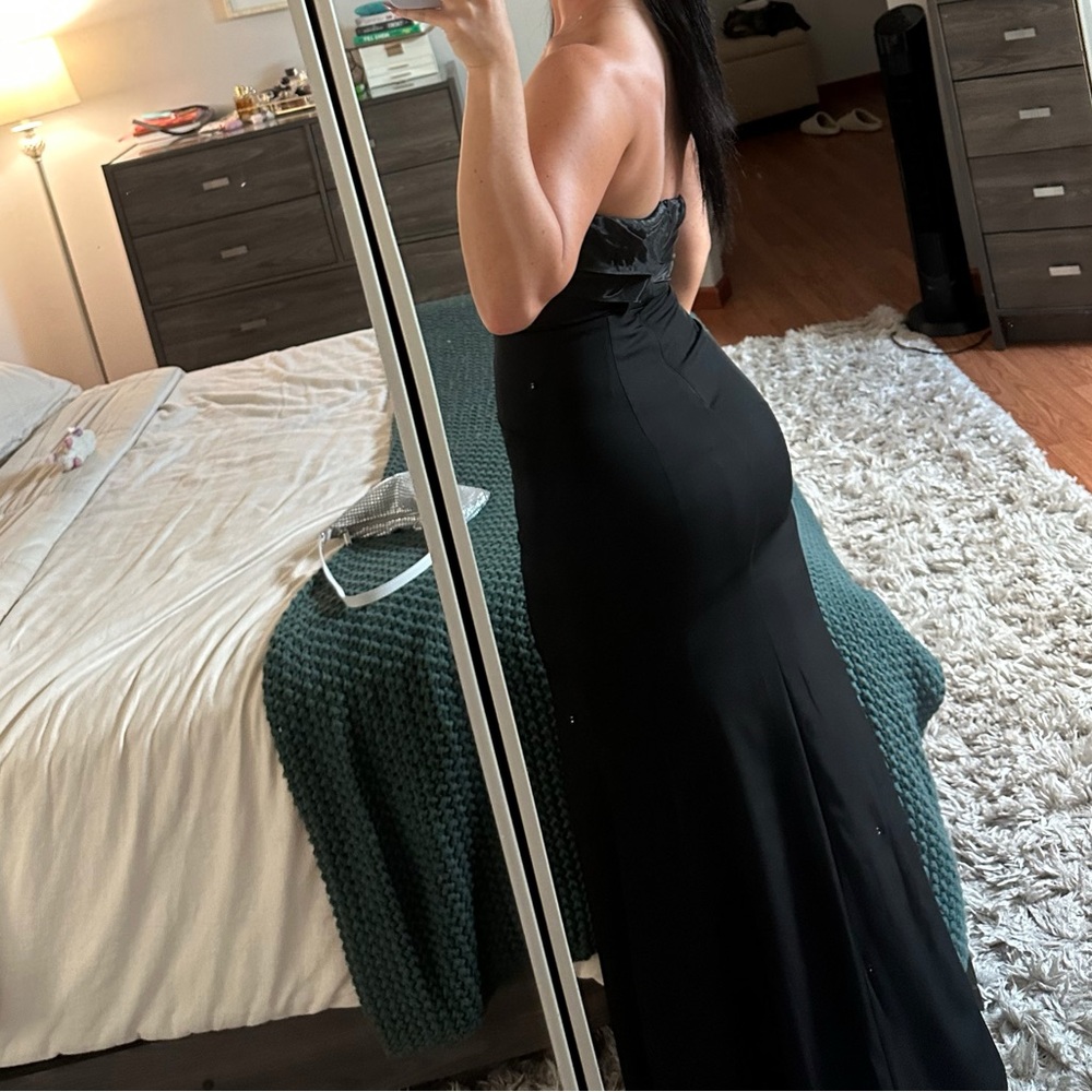 Elegant Black Dress - Picture 2 of 6